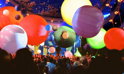 Slava Snowshow Colour ballons in the audience by Veronique Vial.jpg
